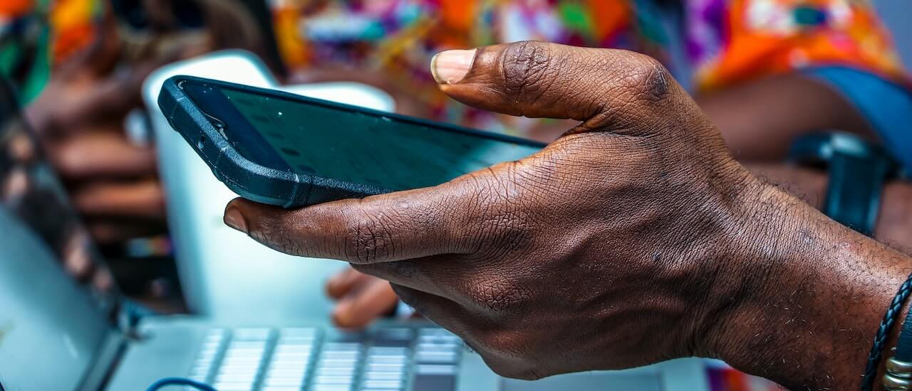 90 jours d’obscurité numérique en Guinée : une répression à huis clos | Tournons la Page