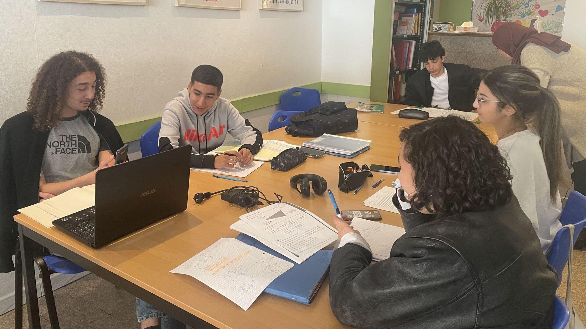 Centre de soutien scolaire : les jeunes s’accrochent à l’approche des examens | Calame ASBL