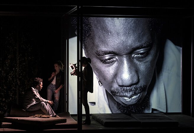 Écrire, mettre en scène et interpréter un monologue avec l’appui de l'image vidéo | La Réplique