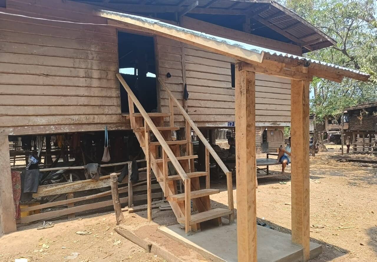 Laos- Un escalier pour Khamphao ! | Sourires d'Enfants