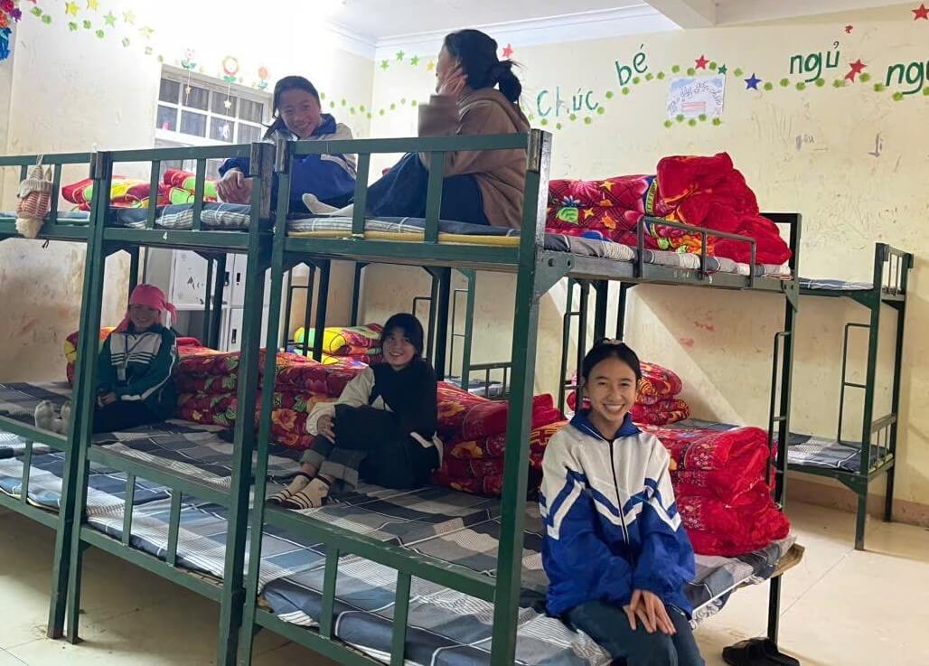 Distribution de matelas et couvertures dans deux écoles | Sourires d'Enfants