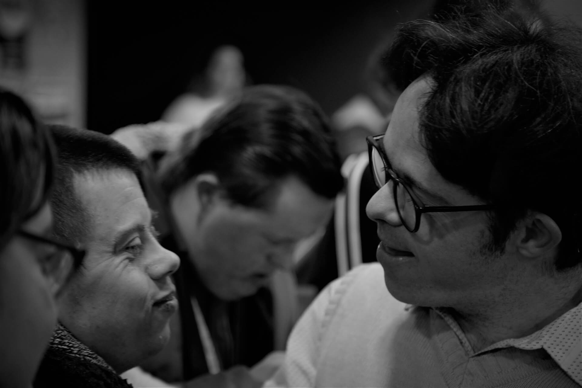 photo en NB présentant la Participation de bénéficiaires de Trisomie 21 Nouvelle Aquitaine à un colloque | Trisomie 21 Nouvelle Aquitaine