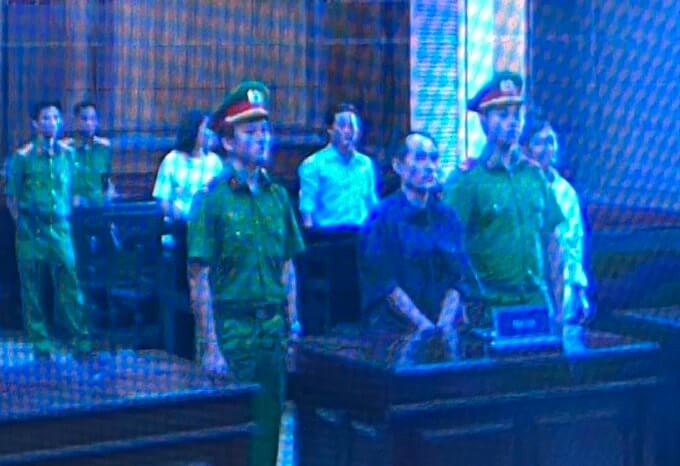 Mặc đồ lính Việt Nam Cộng Hòa là "lật đổ chính quyền" ? | Vietnam Fraternité