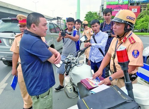 Với luật mới : Cảnh sát giao thông được tự do lộng hành | Vietnam Fraternité