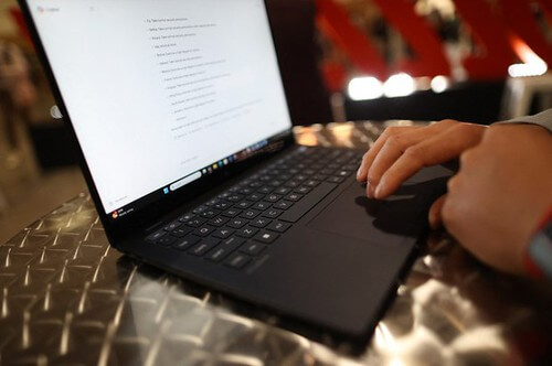 Xin laptop bị lên án, đo đong lòng tốt qua đồng tiền | Vietnam Fraternité