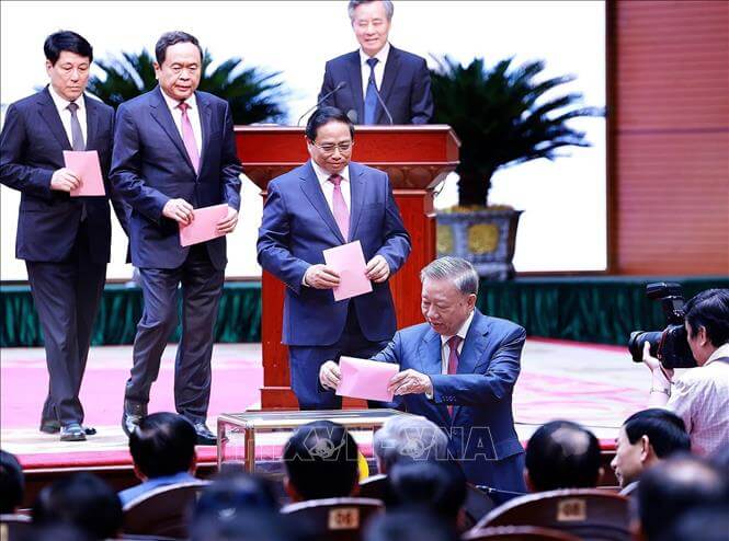 Cung đình ngày một loạn, võ đài đấu nhau bằng trò xé luật ? | Vietnam Fraternité