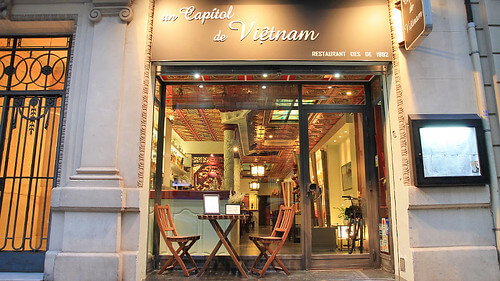 Uống bia Saigon, ăn nem rán, nhìn cờ vàng sao đỏ | Vietnam Fraternité