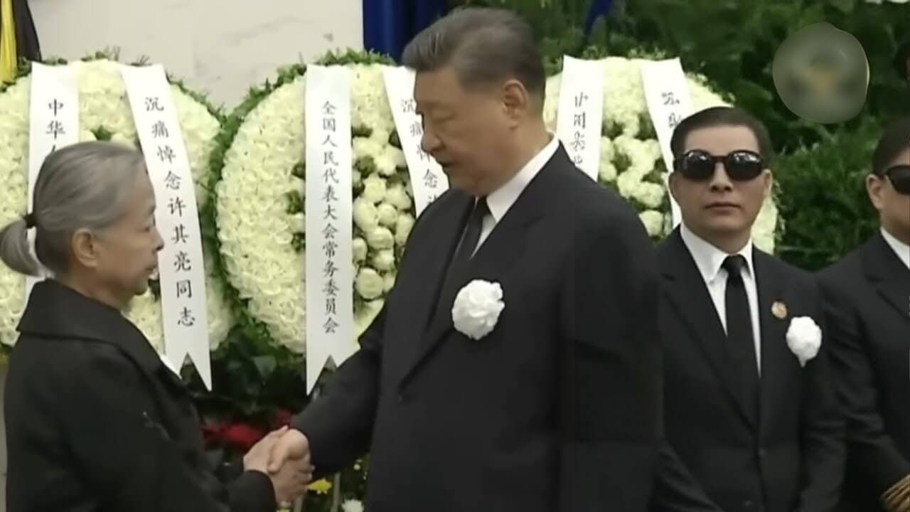 Hành xử kỳ lạ của Tập Cận Bình với thân nhân tướng Hứa Kỳ Lượng tại Lễ tang ông Hứa!