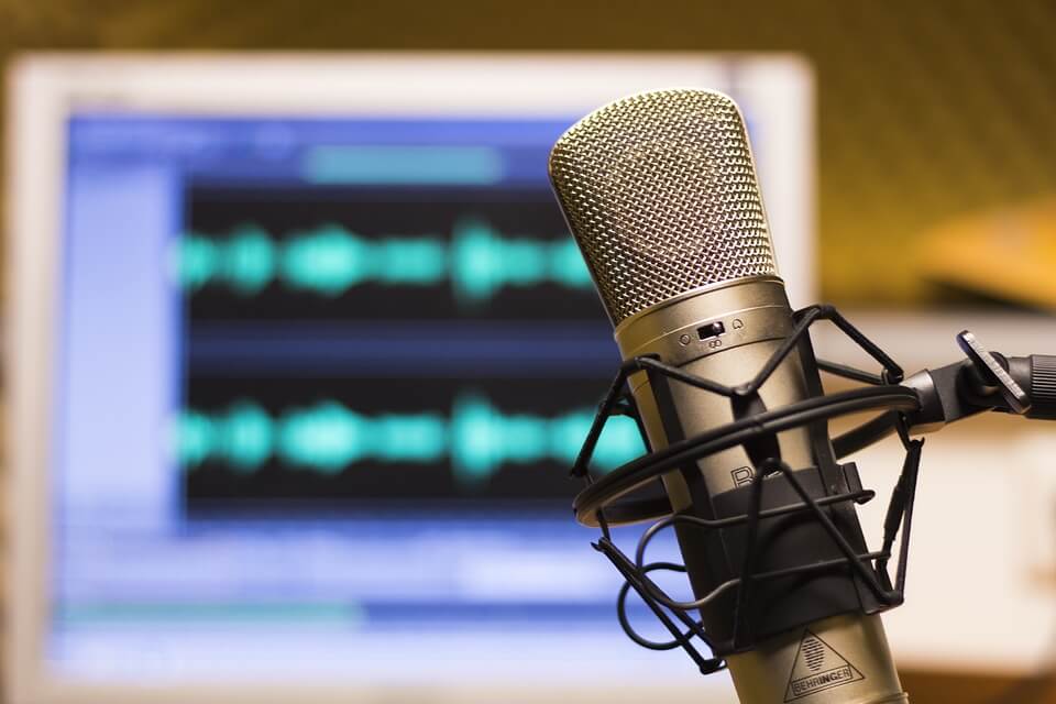 La voix au micro | La Réplique
