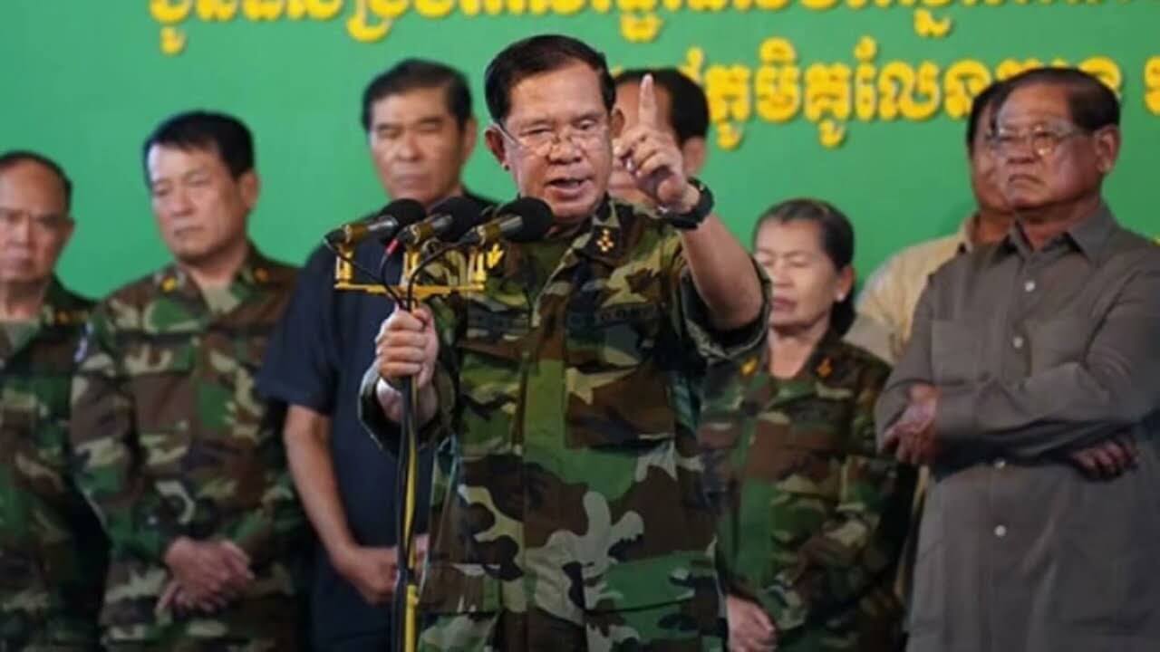 Ông Hun Sen mặc chiến bào ra biên giới Thái Lan, thách thức cha con Thaksin!