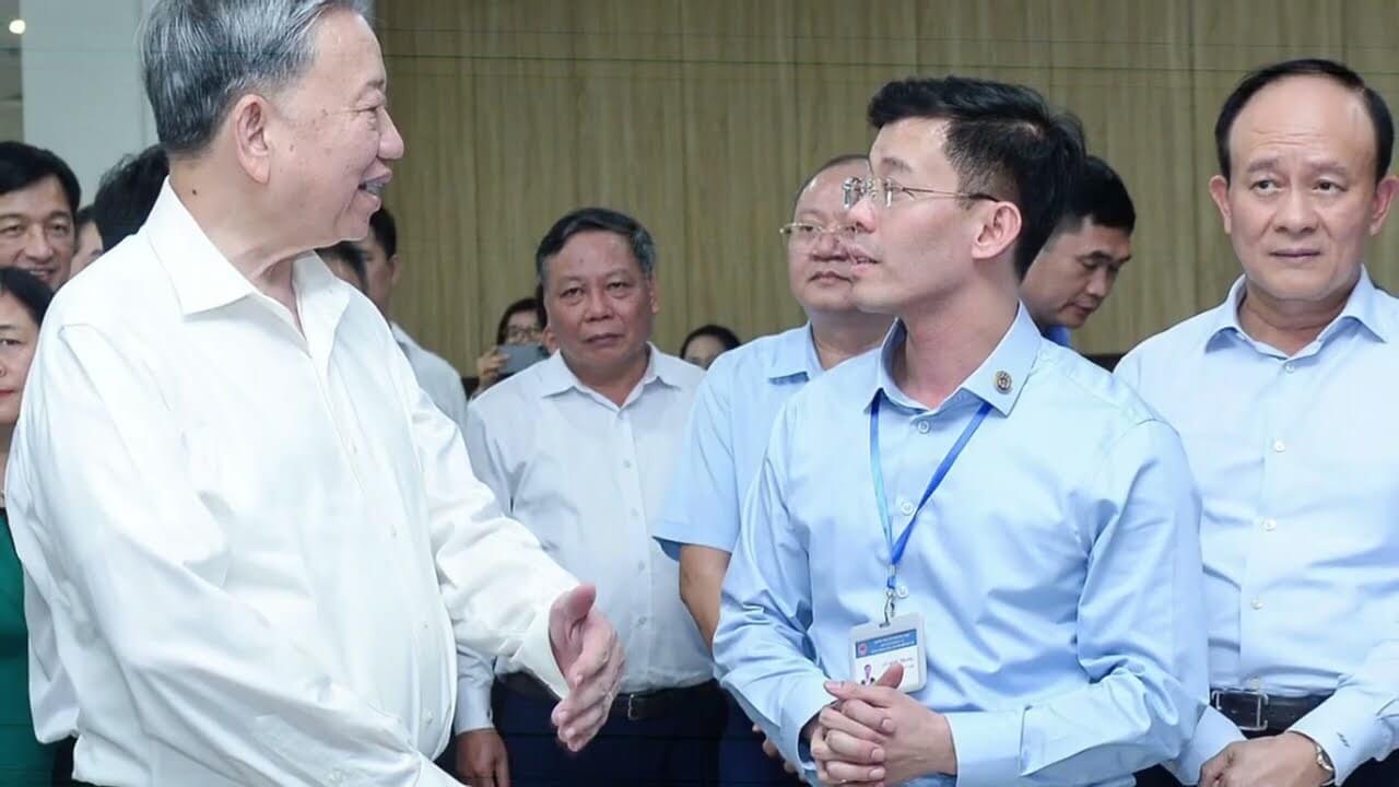 Cán bộ xã khóc hu hu, người dân đứng xem khoái chí cười!