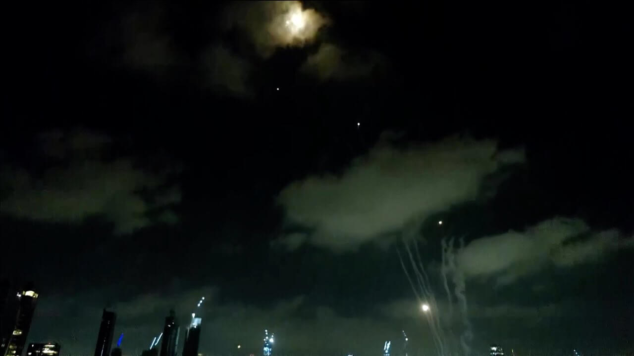 CẬN CẢNH TÊN LỬA BAY TRÊN BẦU TRỜI ISRAEL