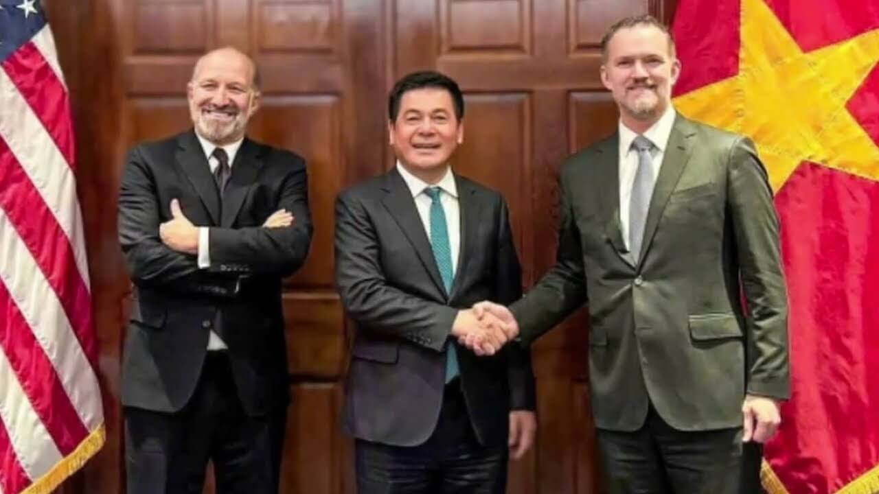 Việt Nam thắng lợi thuế quan! Vì sao BT Thương Mại Mỹ chịu thua BT Nguyễn Hồng Diên?