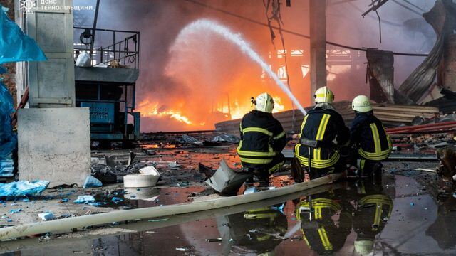 Trước các đợt bão bom của Nga trong mùa hè, quân đội Ukraine vẫn cầm cự tốt | Vietnam Fraternité