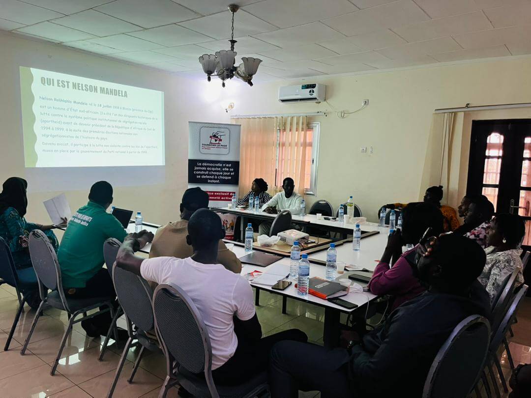 - | Tournons la Page