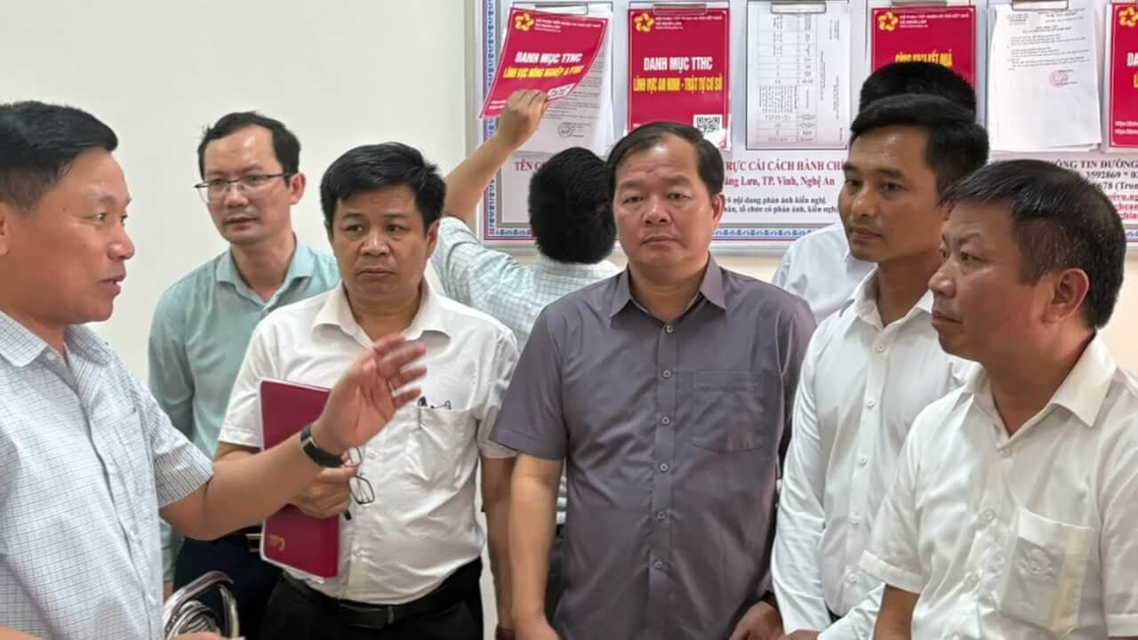 Từ ngày mồng 1 tháng 7, dân đi làm sổ đỏ, Úy ban xã mới bung toang! Vì sao nông nỗi?