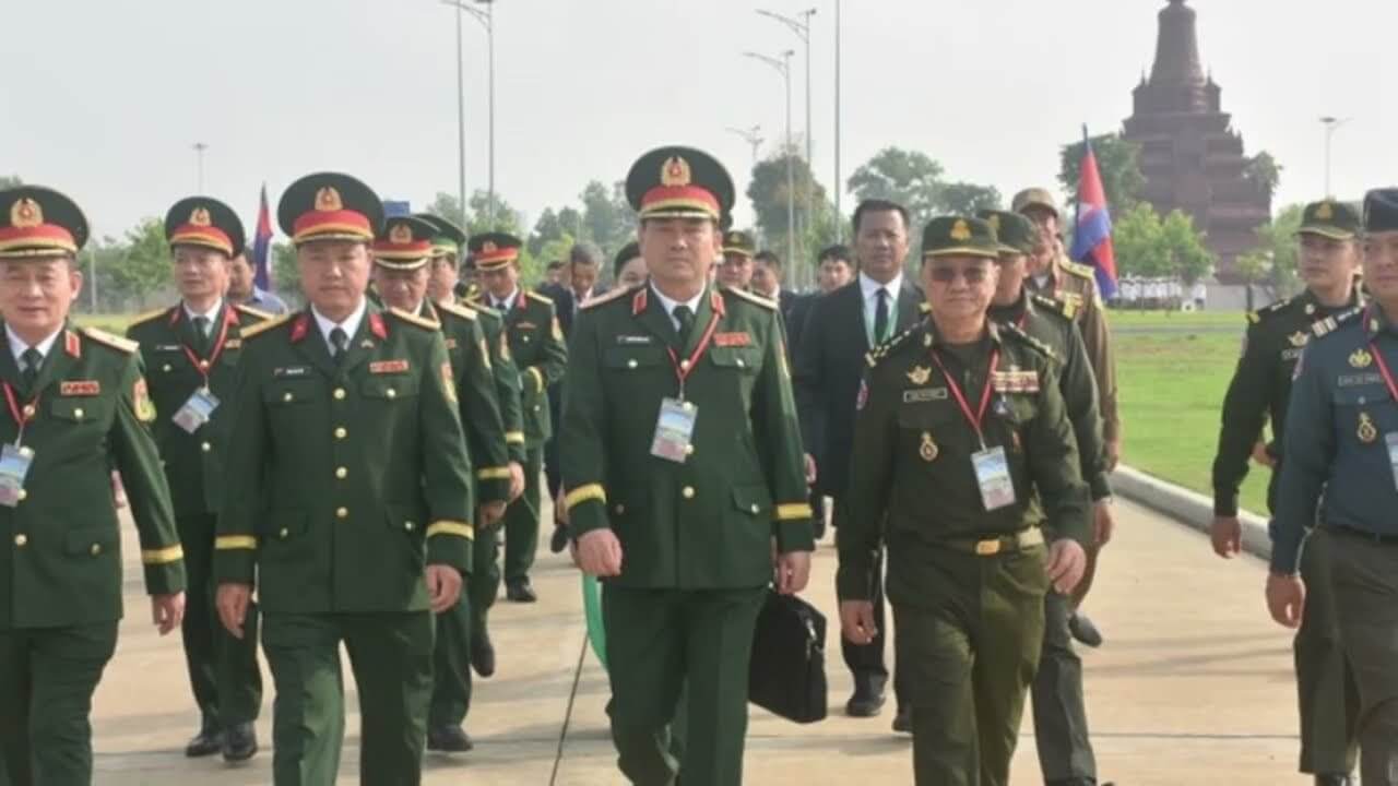 Tàu sân bay Mỹ đến cảng Thái Lan, Trump cảnh báo Trung Quốc đừng gửi vũ khí cho Cam!