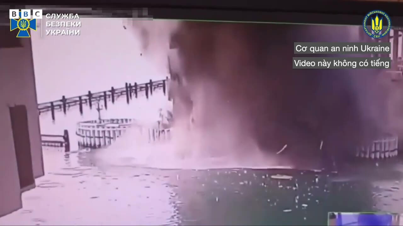 KHOẢNH KHẮC UKRAINE CHO NỔ TRỤ CÂY CẦU KERCH CHIẾN LƯỢC CỦA NGA