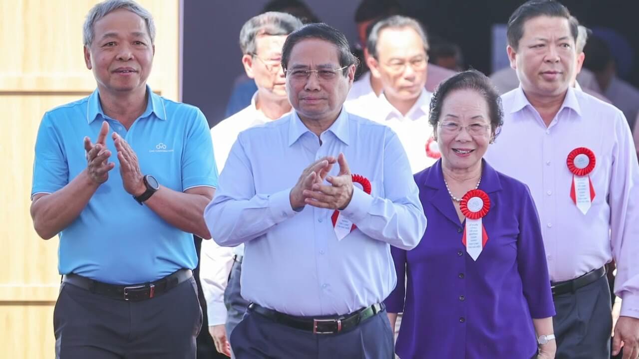 TT Chính phát biểu rất hăng, vừa chạy vừa phát biểu chống lãng phí và cái kết!