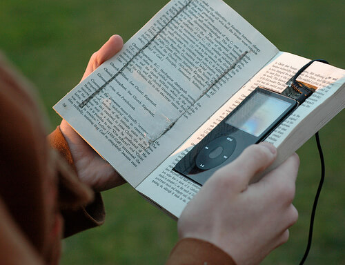 الكتابة من الورقي إلى الرقمي: سيرة السخرية المتبادلة | Babelmed