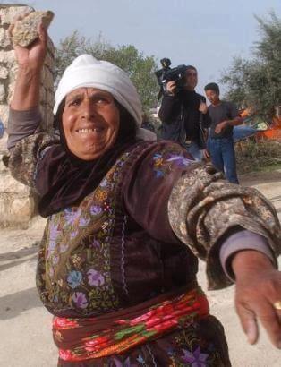 عن ثنائية الأنثى والثورة في سوريا | Babelmed