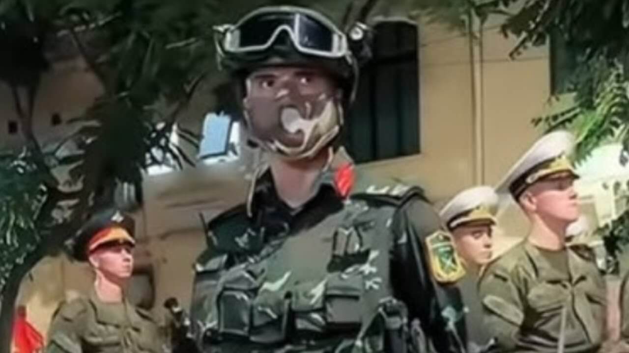 Trong lực lượng diễu binh, những người Không quân hàm, Khăn đen kín mặt là lính gì?