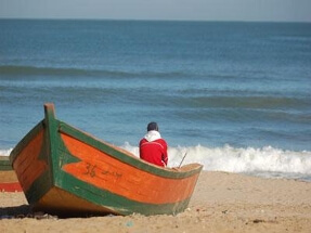 الحلم على متن قارب متهالك... | Babelmed