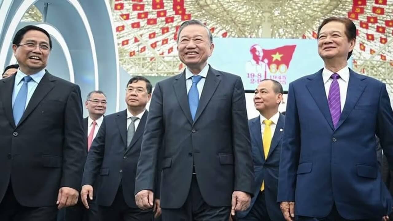 Vì sao cha con ông Dũng phải vừa chạy vừa xếp hàng, vừa nhai? Bở hơi tai!