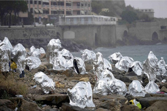 Sacchi d'argento buttati sugli scogli | Babelmed