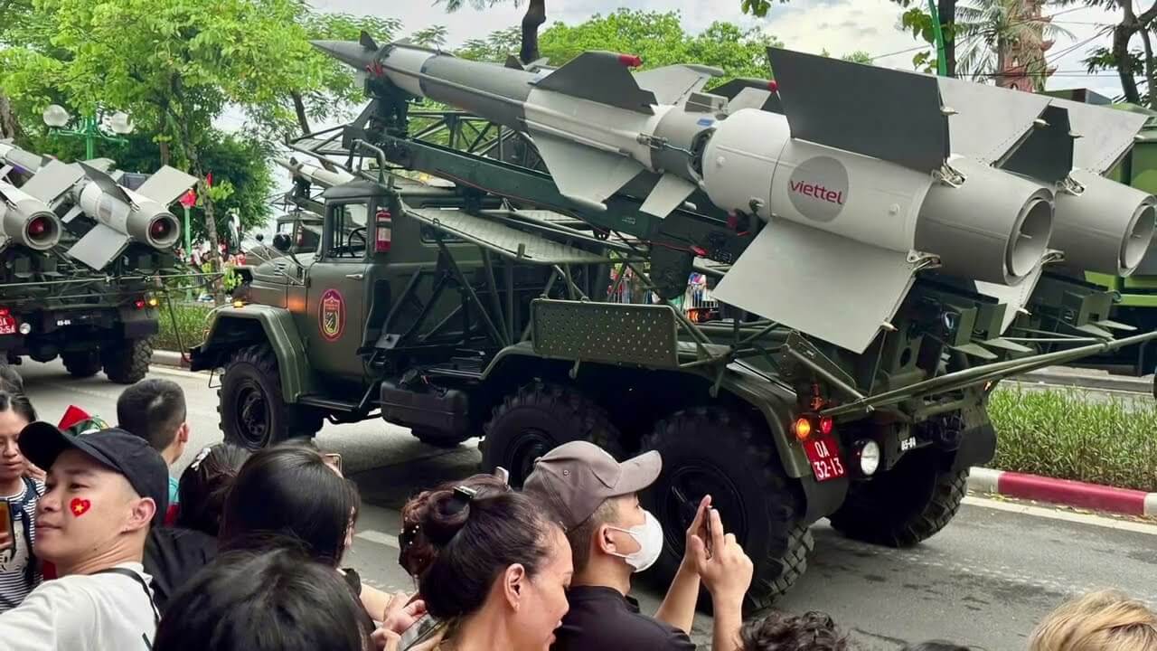 Mưa to Hà Nội ngập khắp nơi, Hợp luyện Lễ Diễu binh như thế nào đây?