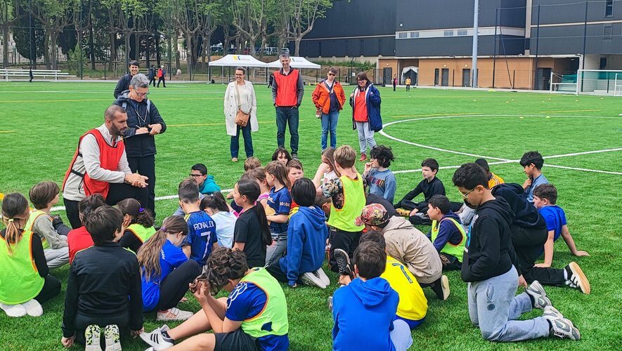 Midi Libre - Près de 200 écoliers foulent la nouvelle pelouse du Stade Beaumont avec Rebonds! | Rebonds!