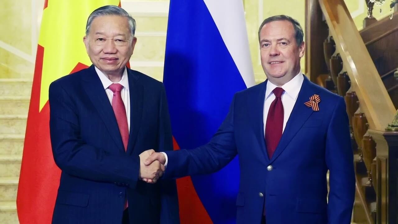 Vì sao đồng chí Medvedev rất khoái Việt Nam? Ông ngoác mồm cười như Liên Xô!