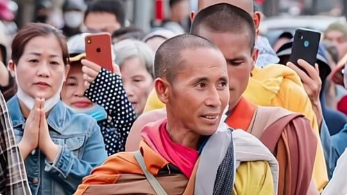 Cuộc vi hành cước của thầy Minh Tuệ được đông đảo tín đồ ngưỡng mộ | Vietnam Fraternité