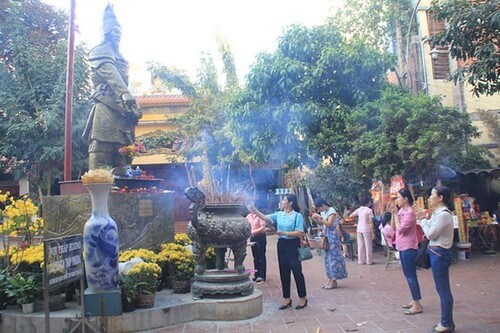 Tại sao chưa đặt lại lư hương dưới tượng đài Đức Thánh Trần ? | Vietnam Fraternité