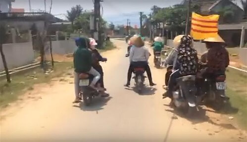 Không ngờ bóng cờ vàng làm cho chế độ cộng sản lo sợ đến thế ! | Vietnam Fraternité