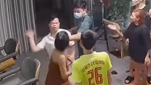 Danh dự nào : cán bộ công an vừa tát tay vừa bóp vú phụ nữ | Vietnam Fraternité