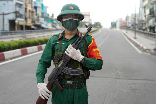 Chống Covid-19 : phía quân sự nổ bạo hơn cánh dân sự | Vietnam Fraternité