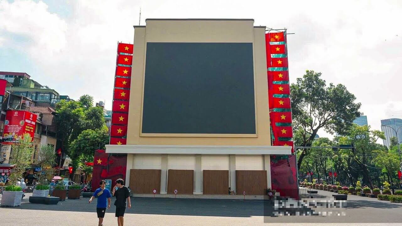 Không thể nhận ra Quảng trường Đông Kinh NT! Khủng khiếp hơn diện mạo Hàm Cá Mập?