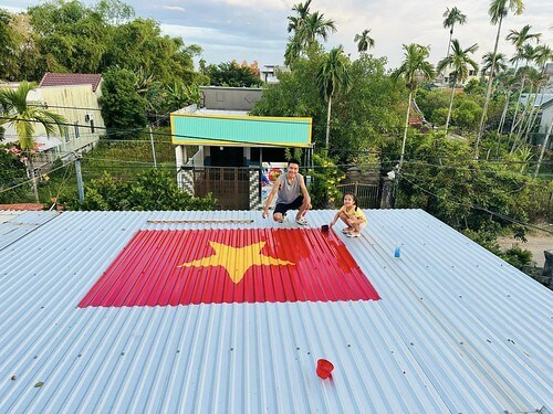 Chiêu bài mị dân mới : vẽ cờ lên mái nhà và dùng dân trị dân | Vietnam Fraternité