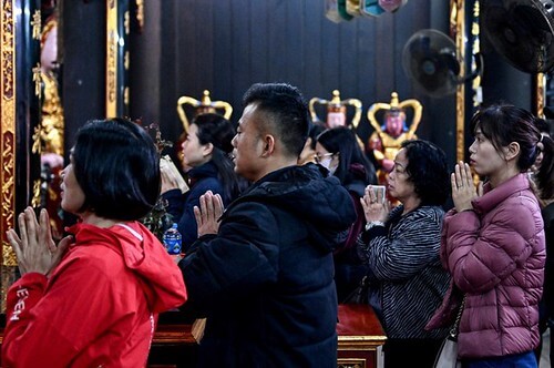 ‘Phóng tay chi tiền công đức’ để mong cầu gì ? | Vietnam Fraternité