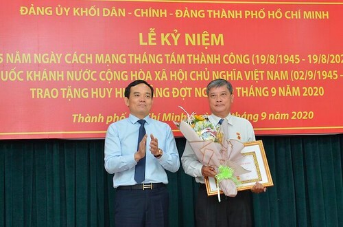 Huy hiệu tuổi Đảng và chuyện thời hiệu truy cứu kỷ luật Đảng | Vietnam Fraternité