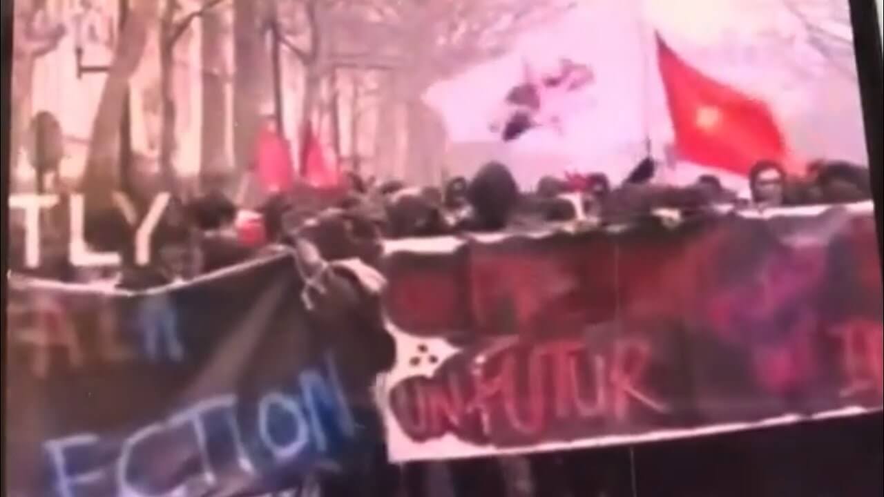 Không thể tin nổi, Pháp muốn được như Việt Nam! Cờ Đỏ Sao Vàng tung bay ở Paris!