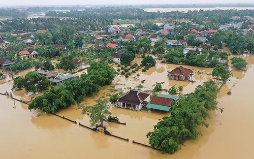 Lũ lụt miền Trung gây bức xúc từ quốc tế đến chính quyền và dân gian | Vietnam Fraternité