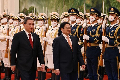 Việt Nam bị giằng co trong nước trước lựa chọn giữa Hoa Kỳ và Trung Quốc | Vietnam Fraternité