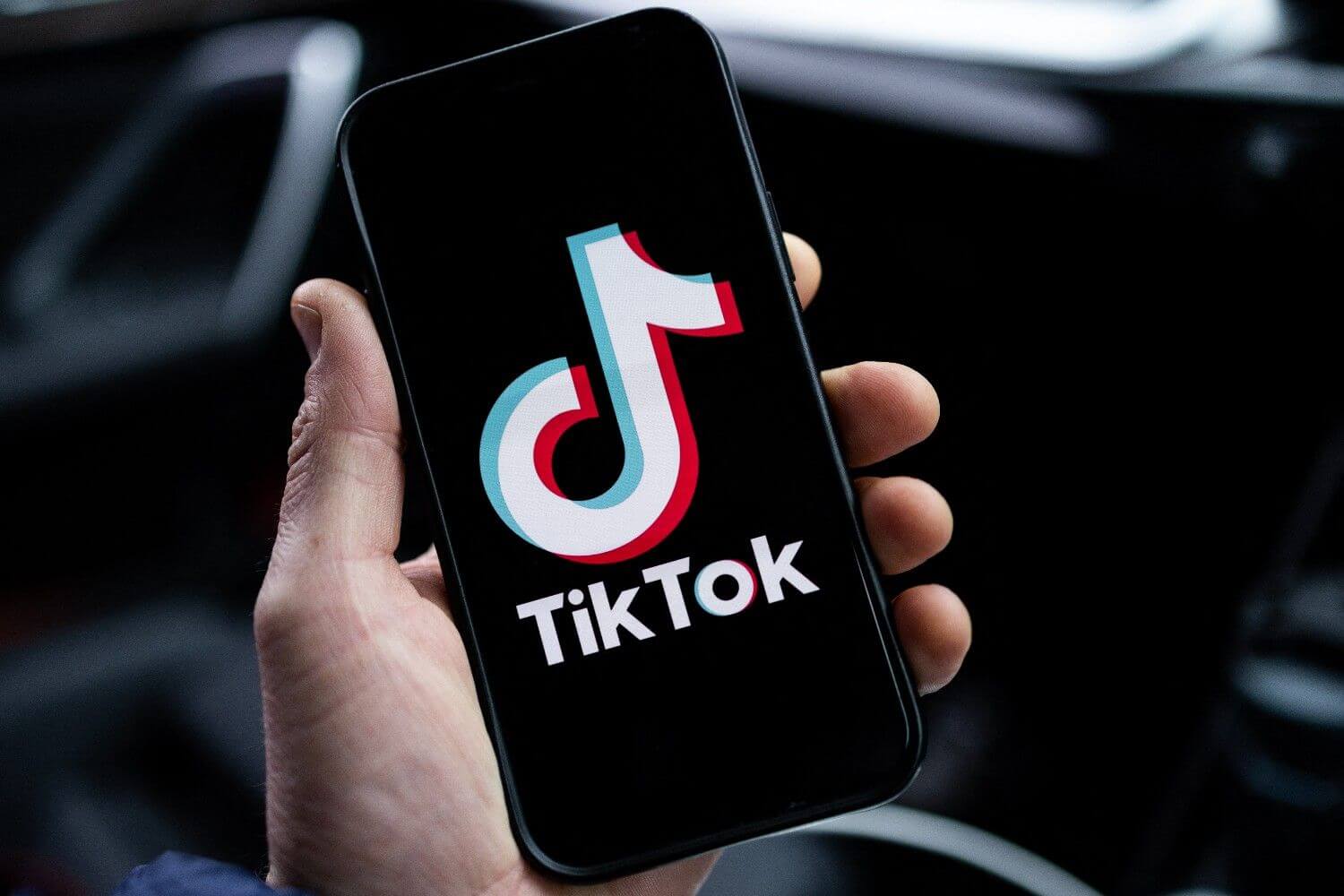 Pháp đề xuất cấm trẻ dưới 15 tuổi sử dụng mạng xã hội TikTok – "một đại dương rác thải" | Vietnam Fraternité