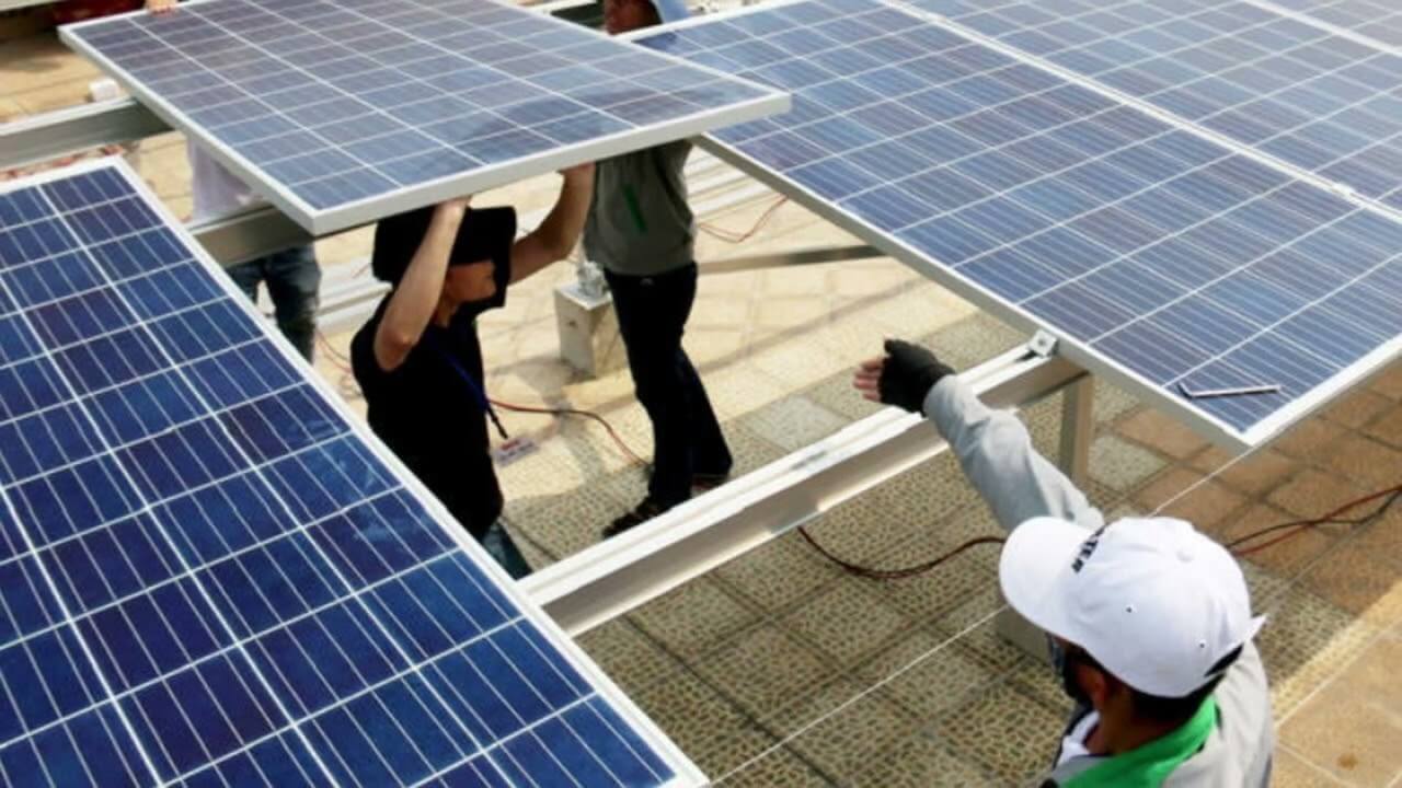 Đã mất độc quyền, EVN còn đòi phạt người dân lắp điện mái nhà! EVN là vua Mặt trời?