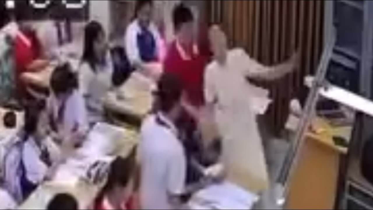 Vô cùng sốc: học trò đánh cô giáo, cả lớp ngồi xem!
