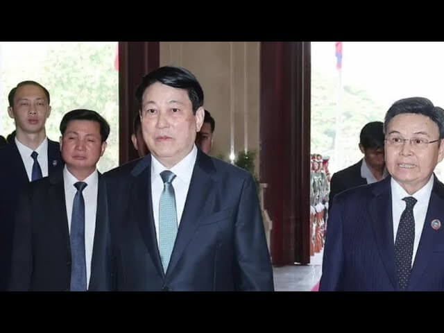 Kẻ nào tung tin xấu ngay khi ông đi Mỹ?