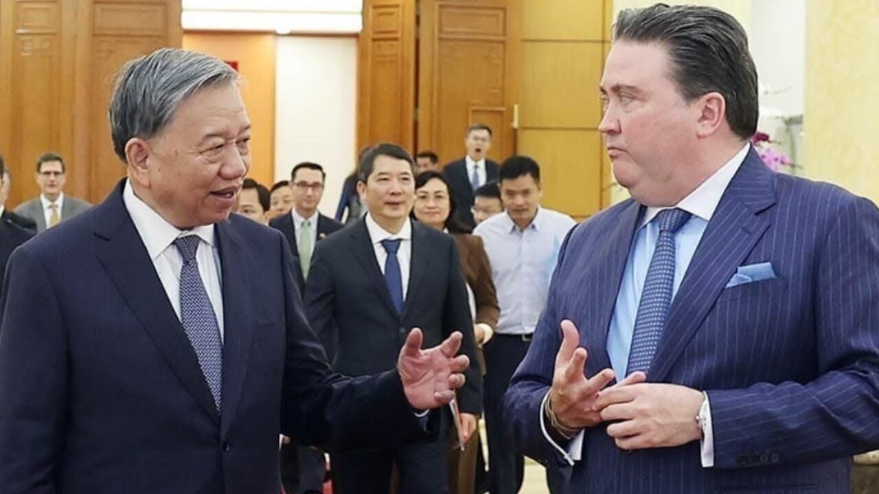 Vì sao trước khi trao quà cho LĐ Nga, Tô TBT lại gặp Đại sứ Mỹ? Trump tiếc đứt ruột!