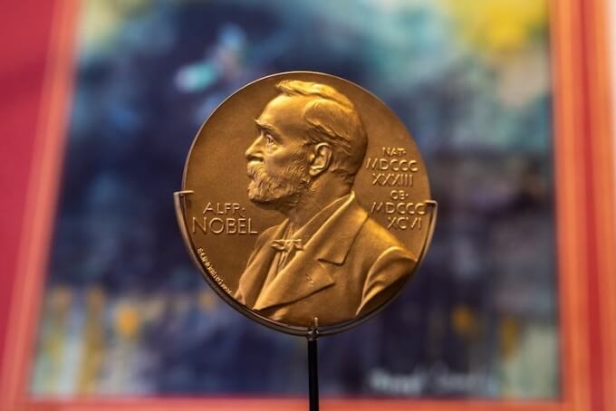 Các Giải Nobel 2025 – văn học, hóa học, vật lý và y học - đã lần lượt được công bố | Vietnam Fraternité